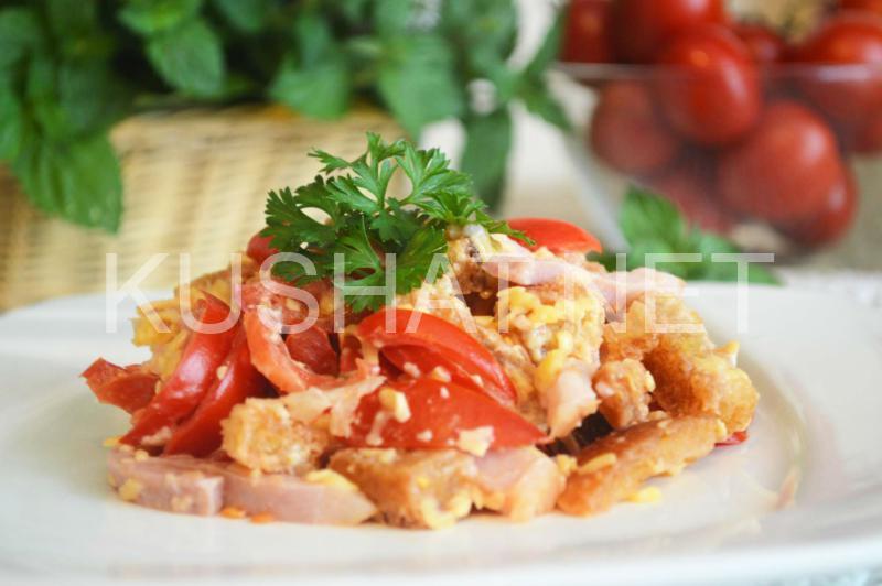 Салат с ветчиной, сухариками, сыром и помидорами. Рецепт с фото