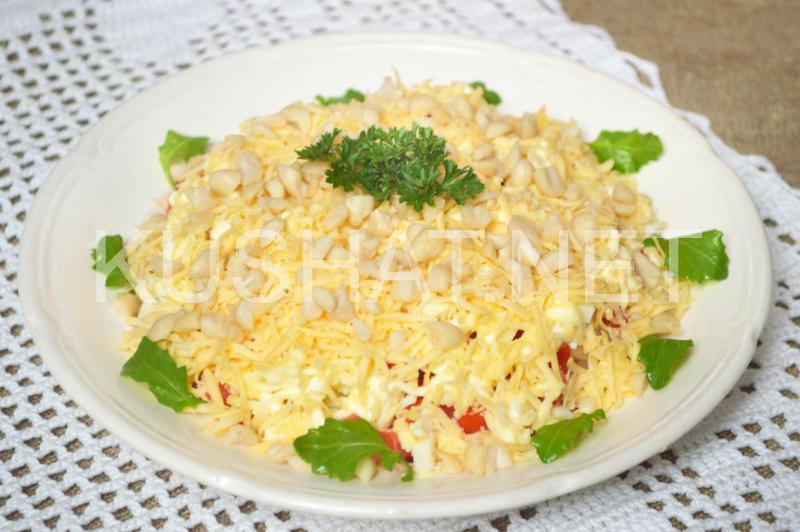 Слоеный салат с ветчиной, помидорами и сыром. Пошаговый рецепт