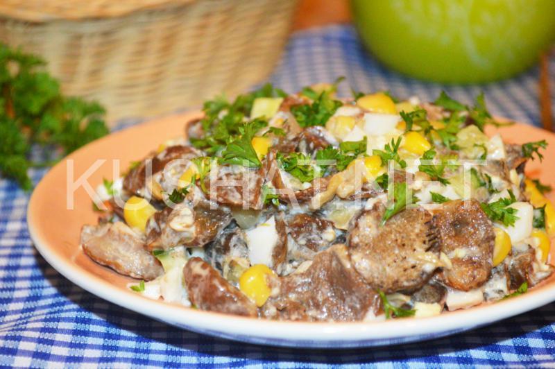 Салат с грибами, кукурузой и огурцами. Пошаговый рецепт с фото