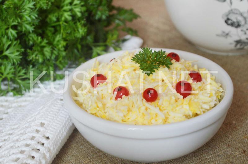 Еврейский салат с плавленым сыром и яйцами. Рецепт с фото