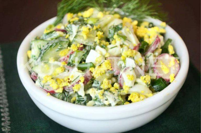 Салат с редисом, огурцом, яйцом и сметаной. Пошаговый