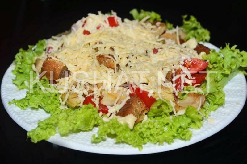 Классический салат Цезарь с креветками