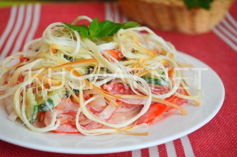 Салат с сыром косичкой и помидорами. Пошаговый рецепт с фото