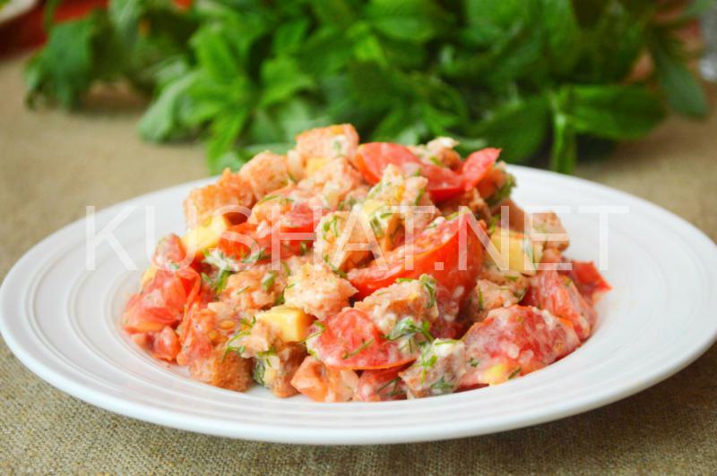 Салат с сухариками, помидорами и сыром. Пошаговый рецепт с фото