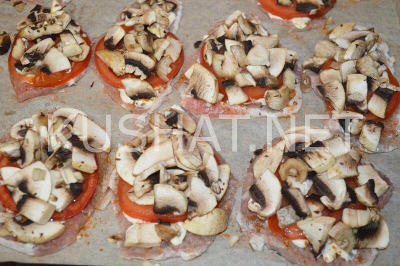 Мясо с грибами и помидорами в духовке - оригинальный рецепт с пошаговыми фото