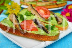 14_бутерброды со шпротами и помидорами