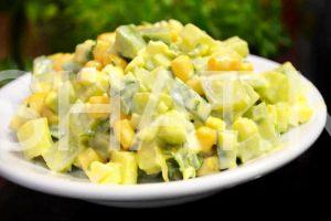 Салат из зеленой редьки с кукурузой