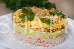 15_слоеный салат с крабовыми палочками, сыром и орехами