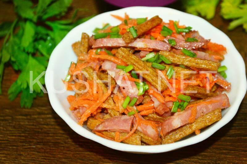 7_салат с корейской морковью, сухариками и колбасой
