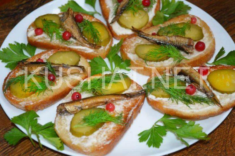 Бутерброды со шпротами и соленым огурцом. Пошаговый рецепт