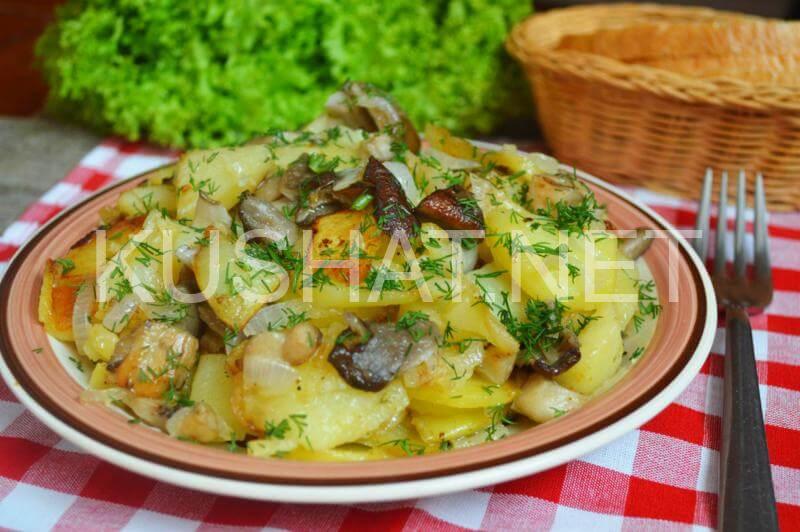 Картошка с грибами и сметаной на сковороде секрет