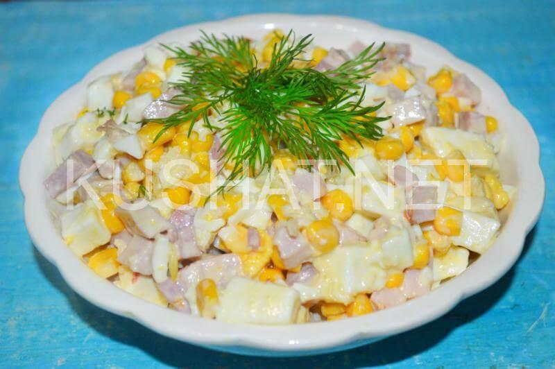 Салат из ветчины с огурцами яйцом и кукурузой