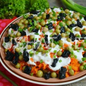 18_салат Прага с курицей и черносливом