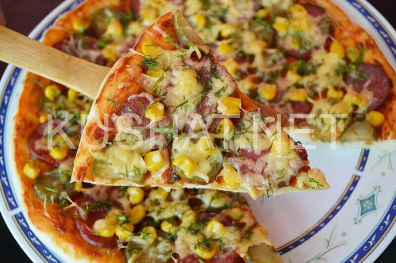 Пицца овощная с маринованными огурцами