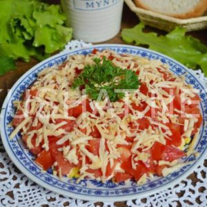 10_слоеный салат с крабовыми палочками и помидорами