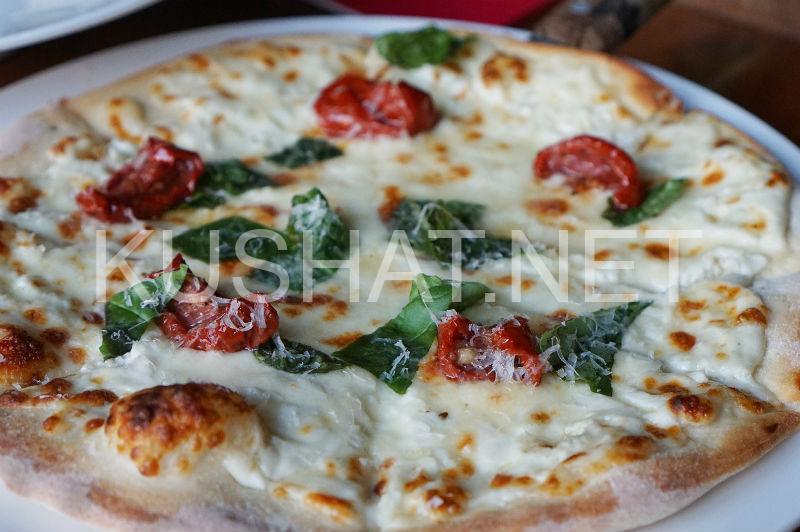 1_пицца с моцареллой и помидорами черри