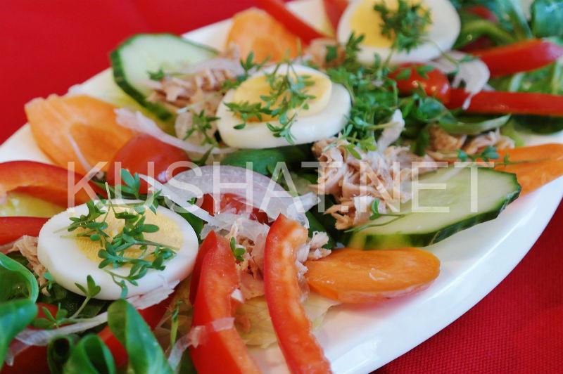 1_салат с тунцом огурцами и помидорами