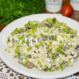 10_салат с курицей, черносливом и грибами