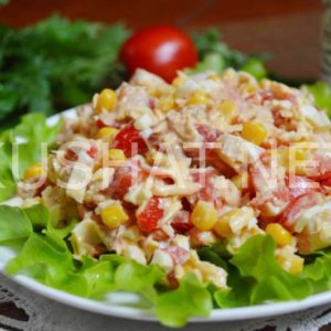 10_салат с тунцом, помидорами, яйцом и кукурузой