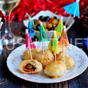 11_конвертики из слоеного теста с колбасой и оливками