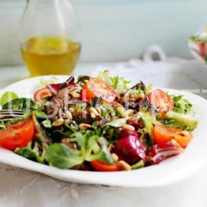 9_теплый салат с куриной печенью, помидорами и грибами
