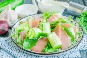 3_салат с копченой горбушей и огурцами