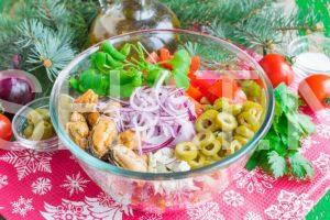 4_салат с мидиями, оливками и помидорами черри