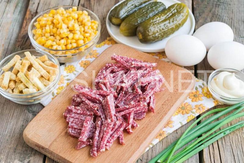 Салат с сухариками и копченой колбасой