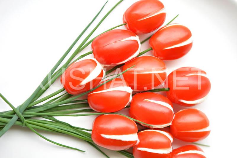 Тюльпаны из помидор - пошаговый рецепт с фото