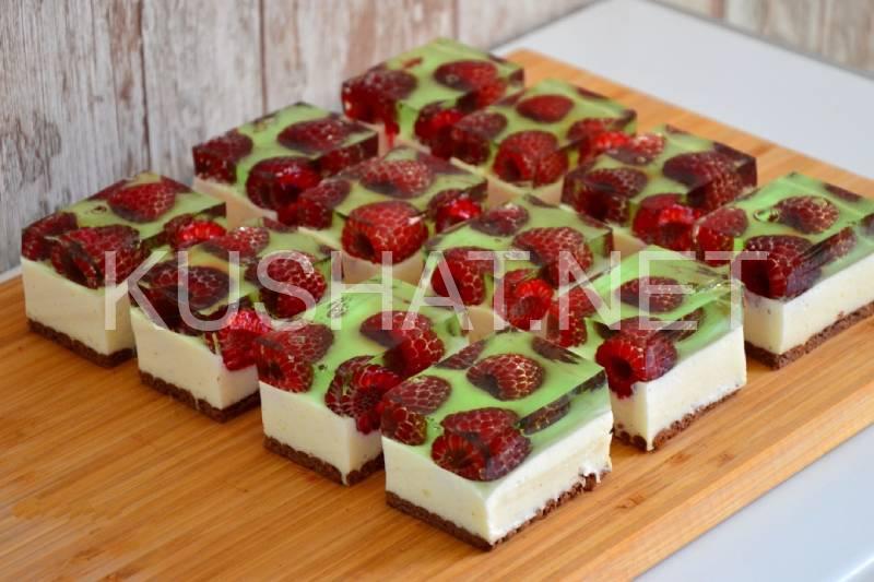 Легкий десерт для лета: пирог с малиной и сметанным желе