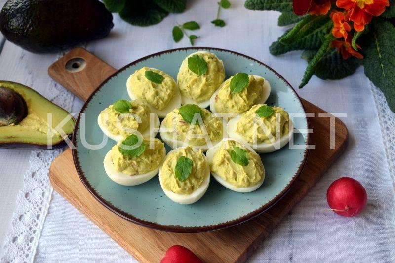 2_яйца, фаршированные авокадо и сыром