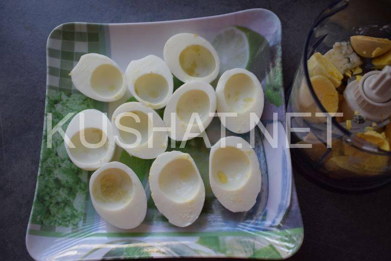 4_яйца, фаршированные авокадо и сыром