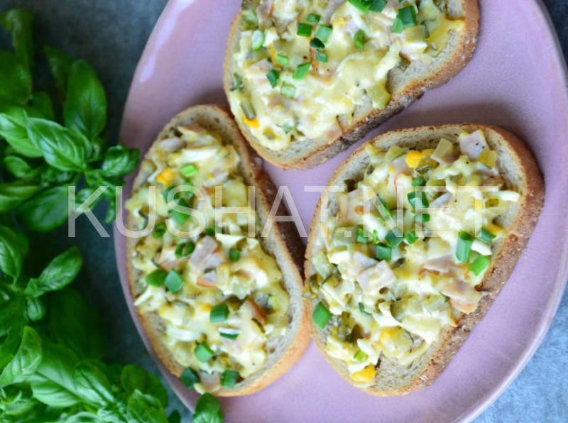 4 _горячие бутерброды с ветчиной, сыром и маринованными огурцами