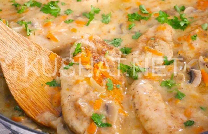 11_куриное филе с грибами в соусе на сковороде
