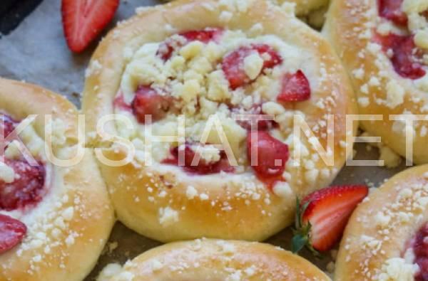 12_ватрушки с клубникой и штрейзелем