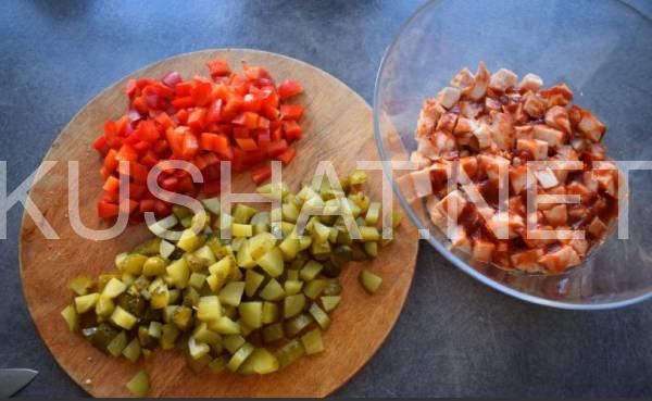 2_слоеный салат из курицы гирос с маринованными огурцами и перцем