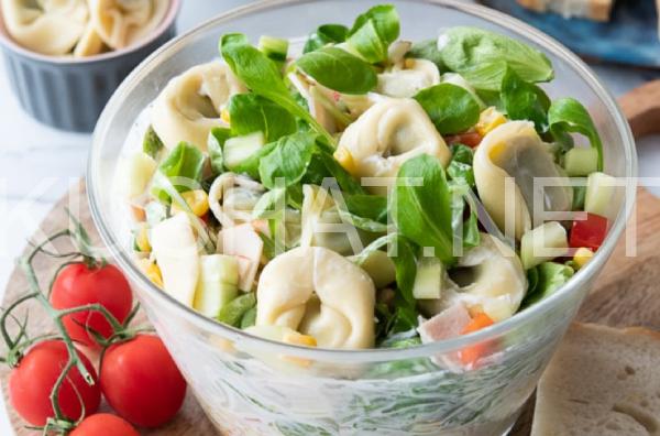 3_салат с тортеллини, ветчиной, перцем и кукурузой