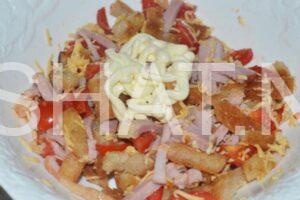 12_салат с ветчиной, сухариками, сыром и помидорами