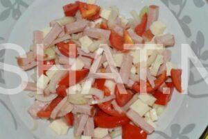 8_салат с ветчиной, маринованным луком, сыром и помидорами