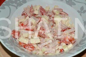 9_салат с ветчиной, маринованным луком, сыром и помидорами