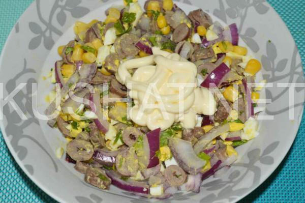 10_салат из куриных сердечек с маринованным луком и кукурузой