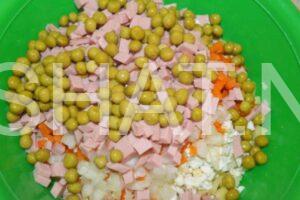 10_салат Оливье классический с колбасой