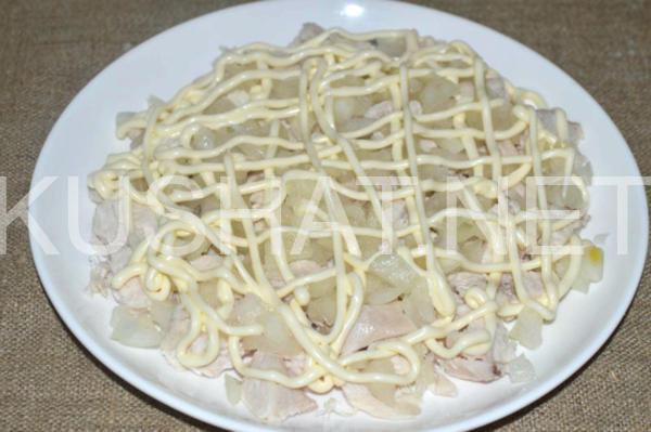 10_салат Подсолнух с чипсами, курицей и грибами