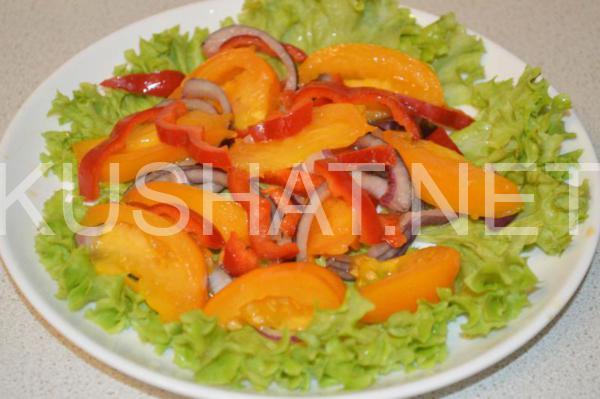 салат с копченым кальмаром, помидорами и перепелиными яйцами 10_салат с копченым кальмаром, помидорами и перепелиными яйцами