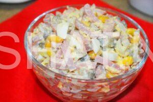 10_салат с ветчиной, кукурузой и маринованными огурцами