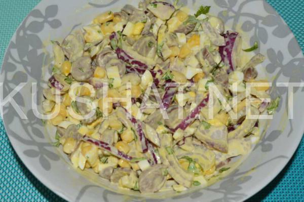 11_салат из куриных сердечек с маринованным луком и кукурузой