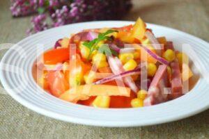 11_салат с колбасой, кукурузой, помидорами и перцем