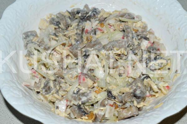 11_салат с крабовыми палочками, грибами, сыром и орехами