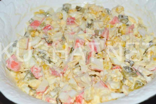 11_салат с крабовыми палочками, солеными огурцами и сыром