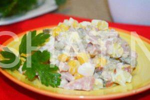 11_салат с ветчиной, кукурузой и маринованными огурцами
